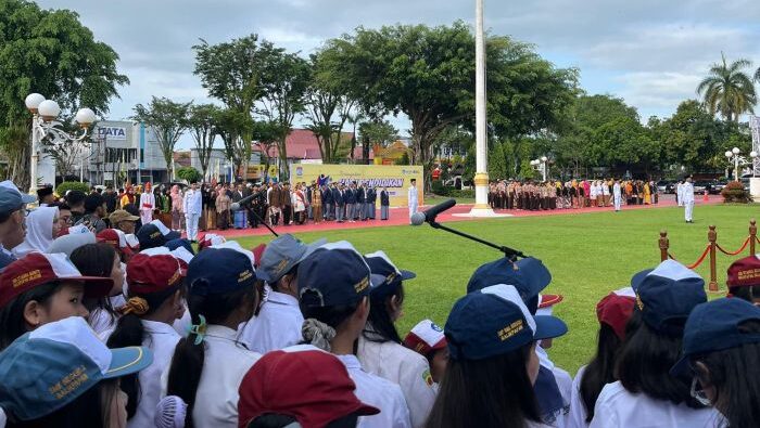 Upacara peringatan Hari Pendidikan Nasional (Hardiknas) yang digelar di Balai Kota Balikpapan, Jumat (2/5/2025). Foto: BorneoFlash/Niken Sulastri