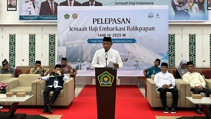 Wakil Gubernur Kalimantan Timur, Seno Aji, Saat melepas keberangkatan Kloter Pertama rombongan Jemaah haji, pada hari Senin (5/5/2025). Foto: BorneoFlash/Niken Sulastri