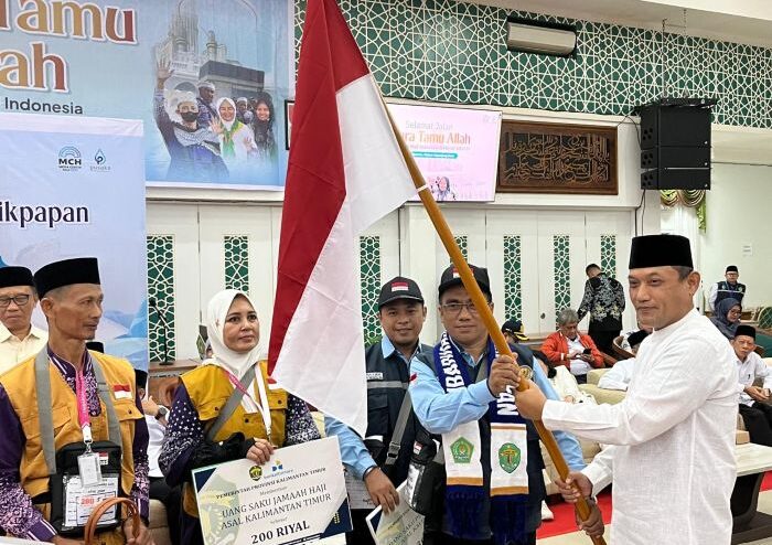 Wakil Gubernur Kalimantan Timur, Seno Aji, secara resmi melepas keberangkatan Kloter Pertama rombongan Jemaah haji, pada hari Senin (5/5/2025). Foto: BorneoFlash/Niken Sulastri