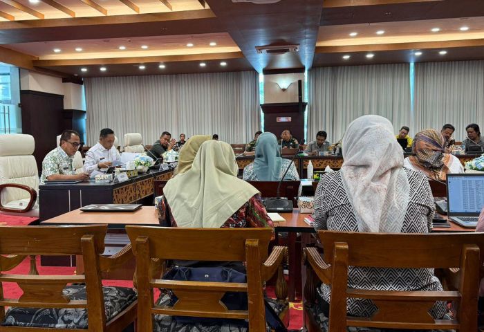 Wakil Gubernur Kaltim, Seno Aji, memimpin rapat koordinasi percepatan swasembada beras di Kantor Gubernur Kaltim. Foto: BorneoFlash/Nur Ainunnisa