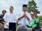 Wakil Gubernur Kaltim, Seno Aji saat menemui demonstran. Foto: BorneoFlash/Nur Ainunnisa