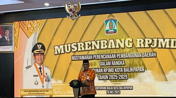Wakil Wali Kota Balikpapan, Bagus Susetyo, saat membuka Musyawarah Perencanaan Pembangunan Daerah (Musrenbang), dalam rangka penyusunan Rencana Pembangunan Jangka Menengah Daerah (RPJMD) Kota Balikpapan, pada hari Senin (26/5/2025). Foto: BorneoFlash/Ardian