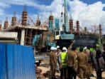 Wakil Wali Kota Balikpapan, Bagus Susetyo, turun langsung ke lokasi untuk memastikan pelaksanaan pekerjaan pembangunan gedung DP3 dan Disdag, pada hari Senin (19/5/2025). Foto: BorneoFlash/Ardian