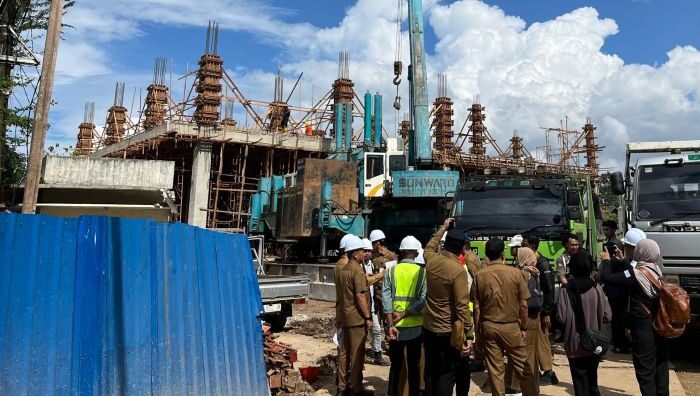 Wakil Wali Kota Balikpapan, Bagus Susetyo, turun langsung ke lokasi untuk memastikan pelaksanaan pekerjaan pembangunan gedung DP3 dan Disdag, pada hari Senin (19/5/2025). Foto: BorneoFlash/Ardian
