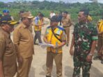 Wakil Wali Kota Balikpapan, Bagus Susetyo, turun langsung memantau progres pengerjaan pengerukan DAS Ampal, pada hari Senin (19/5/2025). Foto: BorneoFlash/Ardian