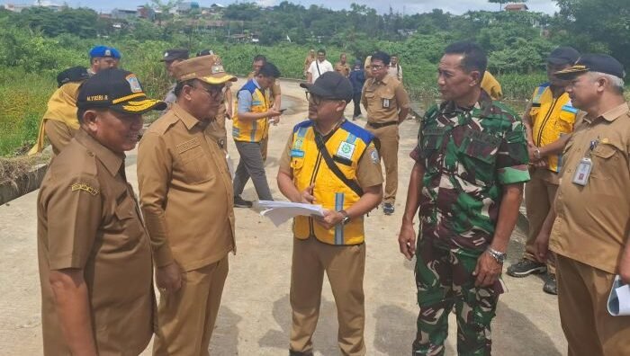 Wakil Wali Kota Balikpapan, Bagus Susetyo, turun langsung memantau progres pengerjaan pengerukan DAS Ampal, pada hari Senin (19/5/2025). Foto: BorneoFlash/Ardian