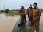 Wali Kota Balikpapan H Rahmad Mas’ud Saat meninjau langsung progres pembangunan Bendali Ampal Hulu yang berlokasi di belakang Pasar Segar Balikpapan, pada hari Selasa (27/5/2025). Foto: BorneoFlash/Ardian