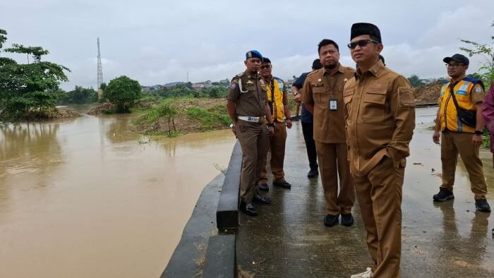 Wali Kota Balikpapan H Rahmad Mas’ud Saat meninjau langsung progres pembangunan Bendali Ampal Hulu yang berlokasi di belakang Pasar Segar Balikpapan, pada hari Selasa (27/5/2025). Foto: BorneoFlash/Ardian