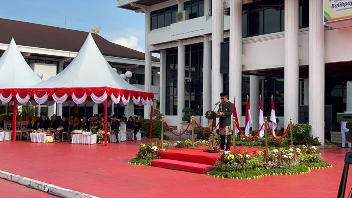 Wali Kota Balikpapan, H. Rahmad Mas’ud, dalam upacara peringatan Hari Pendidikan Nasional yang digelar di Balai Kota, Jumat (2/5/2025). Foto: BorneoFlash/Niken Sulastri