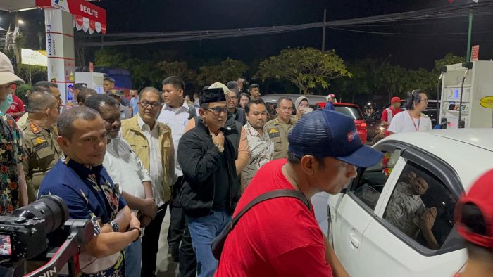 Wali Kota Balikpapan H. Rahmad Mas’ud dan Executive General Manager Pertamina Patra Niaga Regional Kalimantan, Alexander Susilo saat meninjau SPBU Sepinggan, pada Selasa (21/5/2025 malam. Foto: BorneoFlash/Niken Sulastri