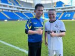Wali Kota Balikpapan H. Rahmad Mas'ud dan Wali Kota Palu, H. Hardianto Rasyid Usai Pertandingan Persahabatan Sepak Bola di Stadion Batakan, Balikpapan, Jumat sore (30/5/2025). Foto: BorneoFlash/Ardian