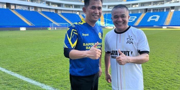 Wali Kota Balikpapan H. Rahmad Mas'ud dan Wali Kota Palu, H. Hardianto Rasyid Usai Pertandingan Persahabatan Sepak Bola di Stadion Batakan, Balikpapan, Jumat sore (30/5/2025). Foto: BorneoFlash/Ardian