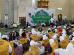 Wali Kota Balikpapan H. Rahmad Mas'ud lepas calon jemaah haji dari Kota Balikpapan yang tergabung dalam kloter pertama, di Masjid Madinatul Iman Islamic Center, pada hari Senin (5/5/2025). Foto: BorneoFlash/Niken Sulastri