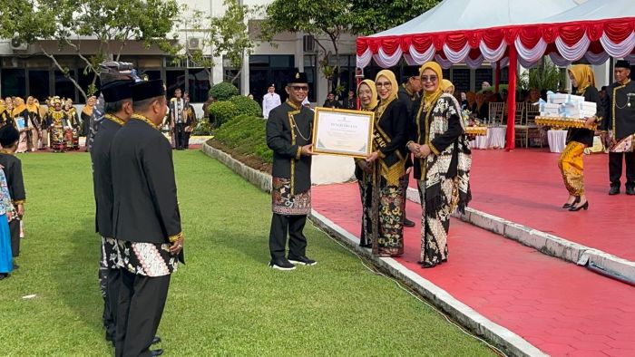 Wali Kota Balikpapan, H. Rahmad Mas’ud, turut mengapresiasi karya Bunda PAUD Kota Balikpapan, Hj. Nurlena Mas’ud. Foto: BorneoFlash/Niken Sulastri