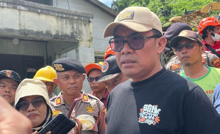 Wali Kota Samarinda, Andi Harun resmi mengumumkan penetapan status darurat bencana Akibat Banjir dan Longsor upaya Untuk mempercepat penanganan. Foto: BorneoFlash/Nur Ainunnisa
