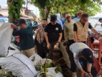 Wali Kota Samarinda, Andi Harun saat bersih-bersih Sungai Karang Mumus. Foto: BorneoFlash/Nur Ainunnisa