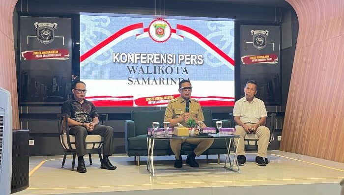 Wali Kota Samarinda, Andi Harun, saat gelar konferensi pers Hasil Uji Laboratorium BBM. Foto: BorneoFlash/Nur Ainunnisa