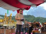 Wali Kota Samarinda, Andi Harun saat memberikan sambutan Penutupan Festival Ketupat 2025 di kawasan Samarinda Seberang, Kota Samarinda, Kalimantan Timur, pada Minggu (18/5/2025). Foto: BorneoFlash/Nur Ainunnisa
