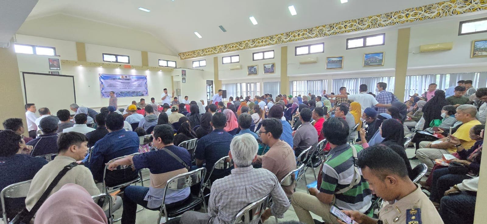 Suasana sosialisasi inventarisasi dan identifikasi pengadaan tanah di Aula Kecamatan Balikpapan Selatan