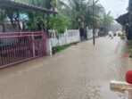 Genangan air akibat hujan lebat merendam salah satu gang di Lambung Mangkurat Samarinda, Selasa (27/5/2025).