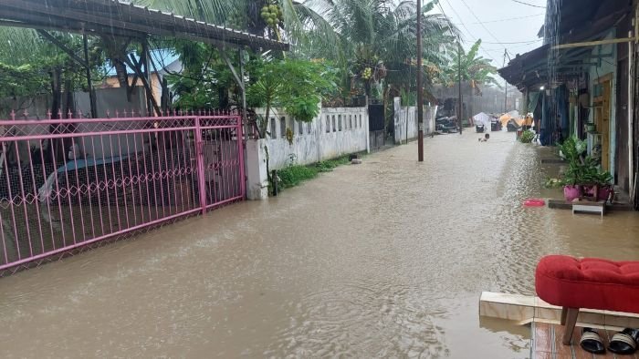 Genangan air akibat hujan lebat merendam salah satu gang di Lambung Mangkurat Samarinda, Selasa (27/5/2025).