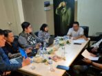 KPK melakukan kunjungan kerja ke kantor pusat Serikat Media Siber Indonesia (SMSI) Jl Veteran II – Jakarta Pusat, yang diterima langsung oleh Ketua Umum Firdaus (foto: tengah, baju putih) pada Selasa pagi (27/5). Foto: HO/SMSI Pusat