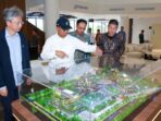 Deputi Bidang Pendanaan dan Investasi Otorita IKN, Agung Wicaksono saat menemani Duta Besar Tiongkok H.E. Wang Lutong meninjau lokasi di IKN. Foto: HO/Humas Otorita IKN