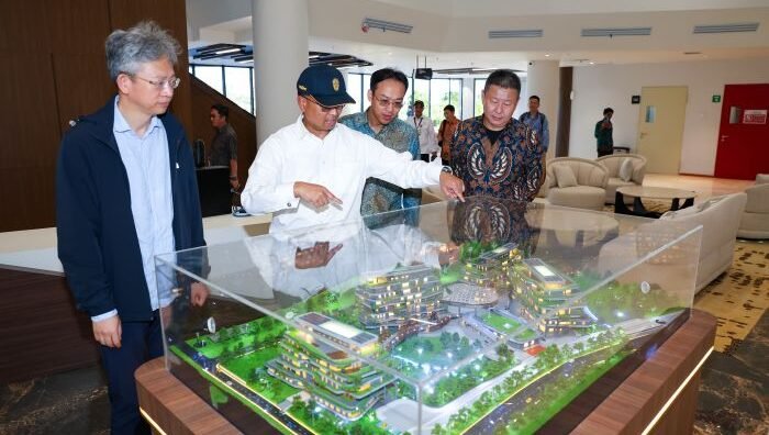 Deputi Bidang Pendanaan dan Investasi Otorita IKN, Agung Wicaksono saat menemani Duta Besar Tiongkok H.E. Wang Lutong meninjau lokasi di IKN. Foto: HO/Humas Otorita IKN