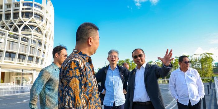 Deputi Bidang Pendanaan dan Investasi Otorita IKN, Agung Wicaksono saat menemani Duta Besar Tiongkok H.E. Wang Lutong meninjau lokasi di IKN. Foto: HO/Humas Otorita IKN