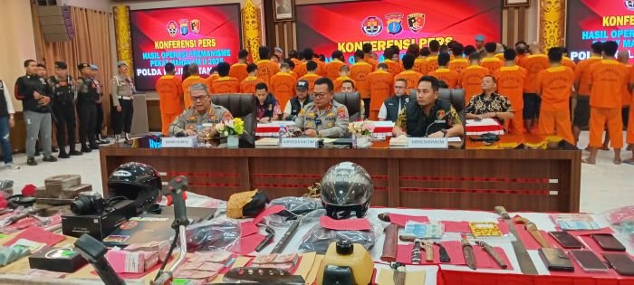 Polda Kaltim sukses mengungkap 91 kasus dan mengamankan 134 tersangka selama pelaksanaan Operasi Pekat Mahakam II Tahun 2025, dalam konferensi pers yang digelar di Mapolda Kaltim, pada Jumat (23/5/2025). Foto: BorneoFlash/Agung Putra