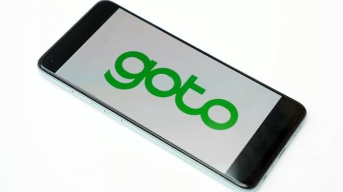 Logo GOTO di Handphone di Jakarta, Indonesia (Dimas Ardian)