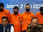 Tersangka dihadirkan dalam konferensi pers kasus judi online di Mabes Polri, Jakarta, Jumat, 2 Mei 2025. Direktorat Tindak Pidana Siber (Dittipidsiber) Bareskrim Polri membongkar kasus judi online dengan situs h55.hiwin.care. serta menangkap empat orang tersangka dan mengamankan sejumlah barang bukti berupa Handphone, Kartu ATM, dan uang tunai sebanyak Rp 14 miliar. Tempo/Martin Yogi Pardamean