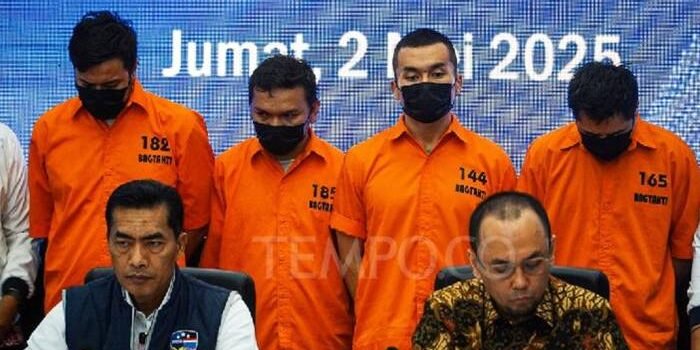 Tersangka dihadirkan dalam konferensi pers kasus judi online di Mabes Polri, Jakarta, Jumat, 2 Mei 2025. Direktorat Tindak Pidana Siber (Dittipidsiber) Bareskrim Polri membongkar kasus judi online dengan situs h55.hiwin.care. serta menangkap empat orang t