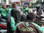 Pengemudi ojek daring Grab dan Gojek menunggu penumpang di Dukuh Atas, Jakarta, 3 Desember 2024. Foto : Ilham Balindra