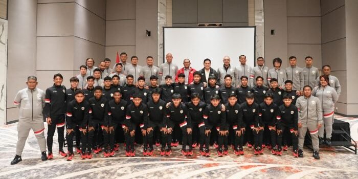 Timnas Indonesia U-17 berfoto bersama dengna Erick Thohir. Foto: HO/pssi.org