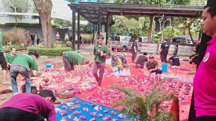 Kemenpora RI melaksanakan pemotongan dan penyaluran hewan kurban. Foto: HO/kemenpora.go.id