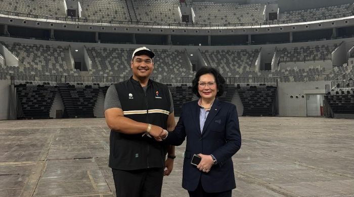 Menpora Dito mendampingi Presiden BWF Khunying Patama saat meninjau langsung Indonesia Arena. Foto: HO/kemenpora.go.id
