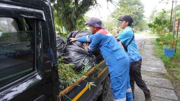 Aksi bersih-bersih PEP Tanjung Field di kawasan Taman 10K, meliputi area lapangan sepak bola, lapangan basket, dan lapangan voli milik PEP Tanjung Field, pada Jumat (9/5/2025). Foto: HO/PEP