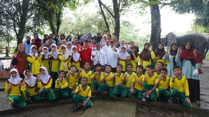 Aksi bersih-bersih  PEP Tanjung Field di kawasan Taman 10K, meliputi area lapangan sepak bola, lapangan basket, dan lapangan voli milik PEP Tanjung Field, pada Jumat (9/5/2025). Foto: HO/PEP
