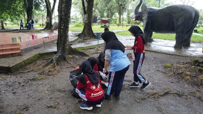 Aksi bersih-bersih PEP Tanjung Field di kawasan Taman 10K, meliputi area lapangan sepak bola, lapangan basket, dan lapangan voli milik PEP Tanjung Field, pada Jumat (9/5/2025). Foto: HO/PEP