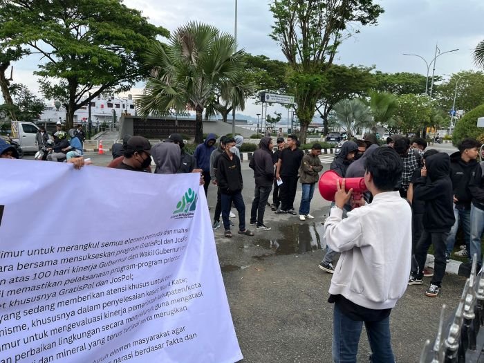 Aliansi Mahasiswa untuk Kaltim Sejahtera saat melakukan aksi di depan Kantor Gubernur Kaltim, pada Rabu (11/6/2025). Foto: BorneoFlash/Nur Ainunnisa