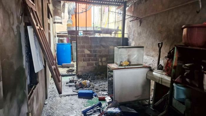 Area gudang yang terbakar karena korsleting dari mesin cuci yang berada di sisi rumah di Jalan Zamrud, RT 49, Berbas Tengah, Bontang Selatan, pada Selasa (24/6/2025). Foto: BorneoFlash/Muhammad