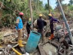 Benyamin (kiri), pegawai muda PLN yang menjadi bagian penting dalam pembangunan Saluran Udara Tegangan Tinggi (SUTT) 150 kV Tanjung Redeb – Talisayan. Foto: HO/PT PLN (Persero) 