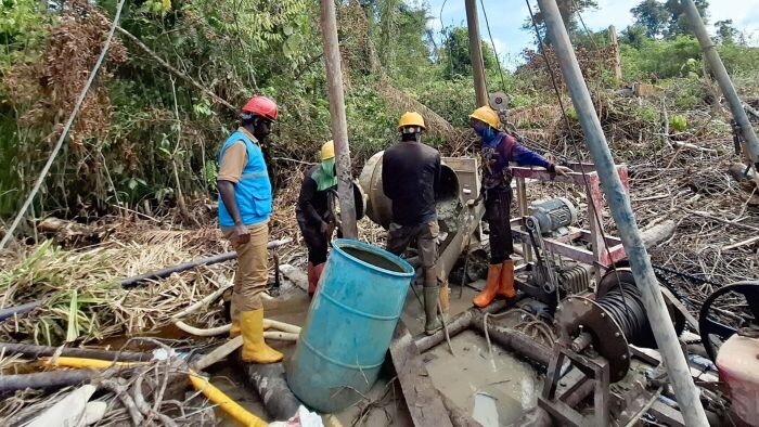 Benyamin (kiri), pegawai muda PLN yang menjadi bagian penting dalam pembangunan Saluran Udara Tegangan Tinggi (SUTT) 150 kV Tanjung Redeb – Talisayan. Foto: HO/PT PLN (Persero) 