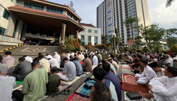 Blue Sky Hotel Balikpapan menyelenggarakan Sholat Idul Adha 1446 H pada pagi hari Jumat, 6 Juni 2025 di area parkir utama hotel. Foto: HO/Blue Sky Hotel Balikpapan