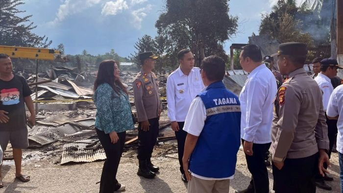 Bupati Kutai Barat, Frederick Edwin, meninjau langsung lokasi kebakaran  Pasar Long Iram Kota, pada Rabu (25/6/2025). Foto: BorneoFlash/Lilis Suryani