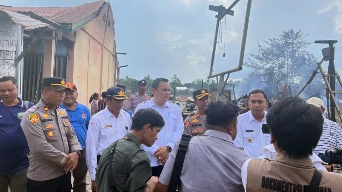 Bupati Kutai Barat, Frederick Edwin, meninjau langsung lokasi kebakaran Pasar Long Iram Kota, pada Rabu (25/6/2025). Foto: BorneoFlash/Lilis Suryani