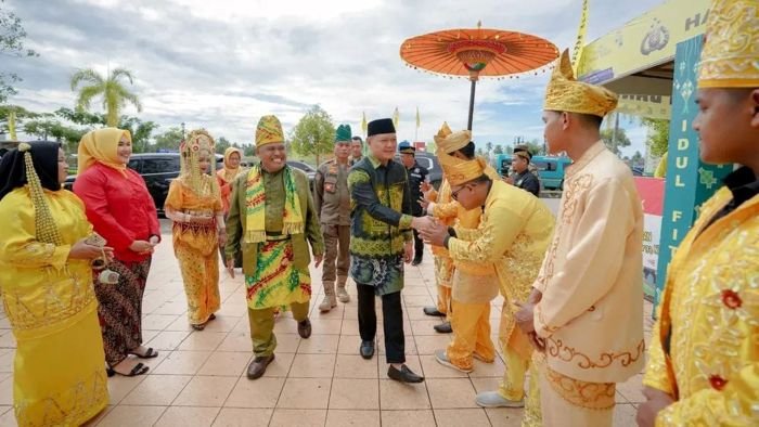 Bupati Paser Fahmi Fadli bersama Wakil Bupati Ikhwan Antasari menghadiri acara Aruh Ganal Budaya Banjar, pada Sabtu (31/5/2025). Foto: BorneoFlash/IST