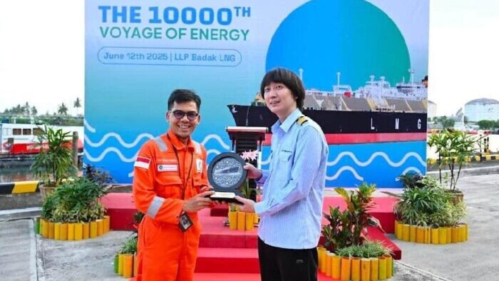 Plt. Director & COO Badak LNG Feri Sulistyo Nugroho Bersama Capt. Lee Sungood Vivirt City LNG. Foto: HO/Corcom PT Badak LNG