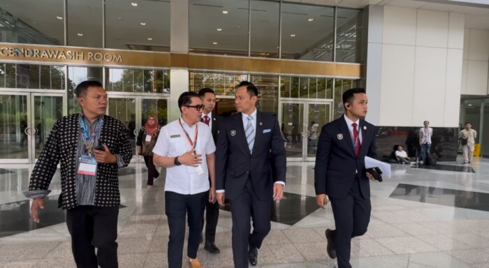 Direktur Utama PTMB, Yudhi Saharuddin saat Bertemu Menko Infrastruktur dan Pembangunan Kewilayahan Agus Harimurti Yudhoyono (AHY) di International Conference on Infrastructure (ICI) dan Indonesia Water and Waste Water Forum (IWWWF). Foto: HO/PTMB